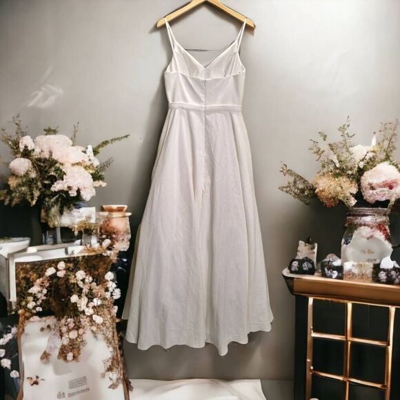 Elegant White V-Neck Gown - Picture 4 of 12